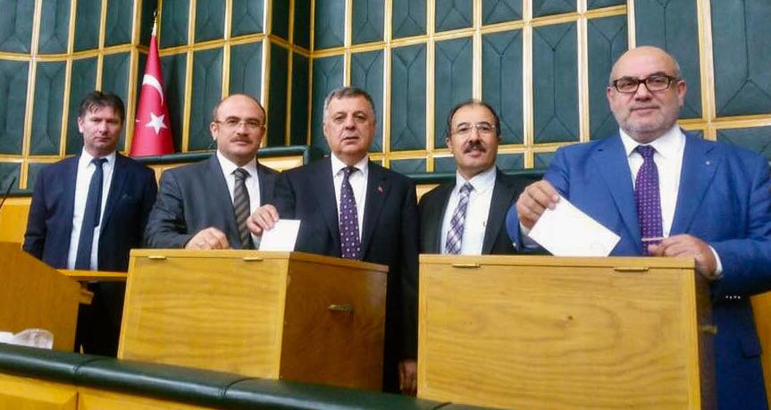 Pakdil, güven tazeleyerek yeniden başkan seçildi