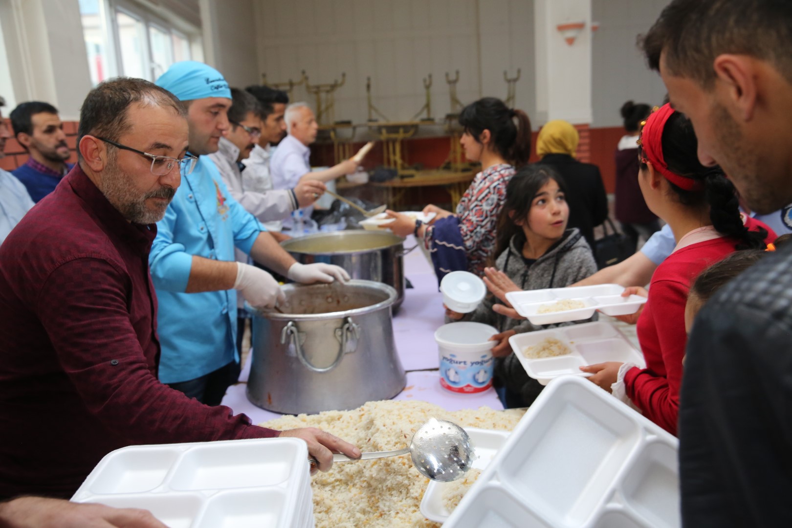 BELEDİYENİN GÖNÜL SOFRASI İLK MİSAFİRLERİNİ AĞIRLADI