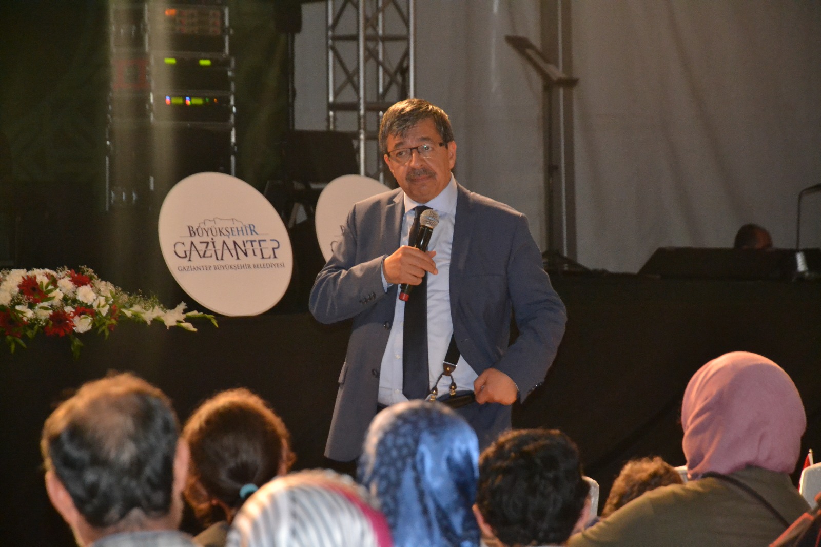 HUZUR SOHBETLERİNİN KONUĞU HAYATİ İNANÇ OLDU