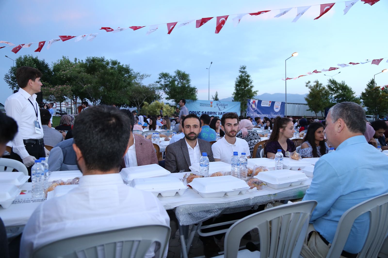 AK GENÇLİK GÖNLÜMÜZ BİR SOFRAMIZ BİR BİZİM DİYOR