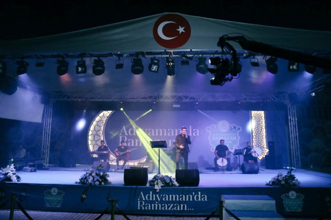 Ramazan Akşamlarında Medine İlahi Grubu Sahne Aldı