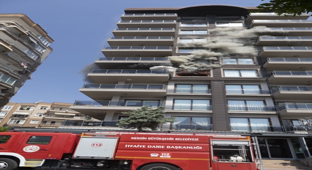 Mersin’de yangın çıkan binada fenalaşan yaşlı kadını itfaiye kurtardı