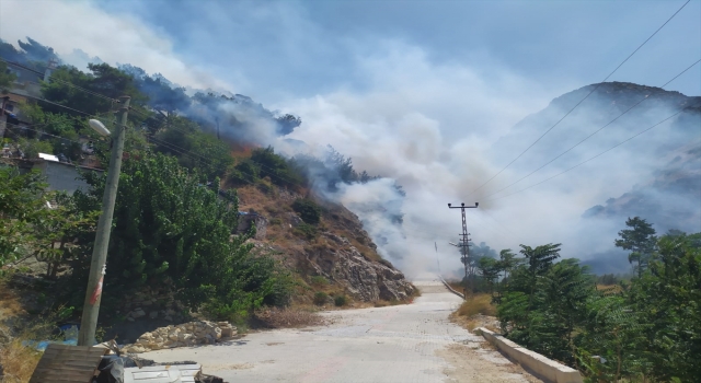 Hatay’da ormanlık alanda çıkan yangın bazı yerleşim yerlerine sıçradı