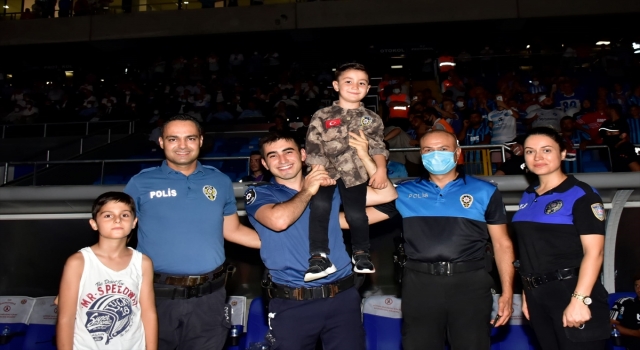 Şehit polis memurunun oğlu Adana DemirsporBeşiktaş hazırlık maçını izledi