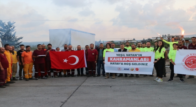 Ege Bölgesi’ndeki yangınlarla mücadele edip Hatay’a dönen ”alev savaşçılarına” duygusal karşılama