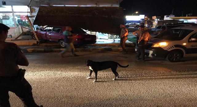 Adana’da otomobil kahvehaneye girdi