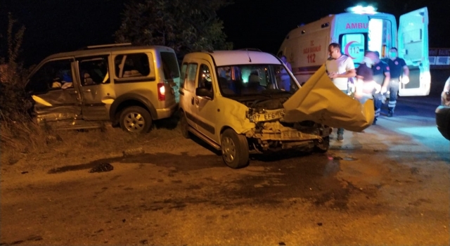 Burdur’da iki hafif ticari araç çarpıştı: 9 yaralı