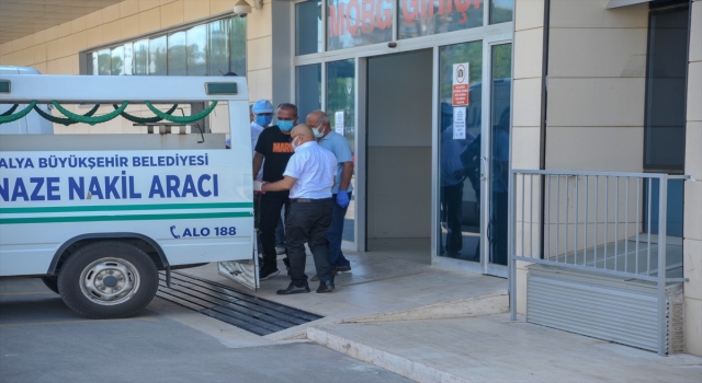 Antalya’da yolun karşısına geçmeye çalışan bahçıvan iki otomobilin peş peşe çarpmasıyla hayatını kaybetti
