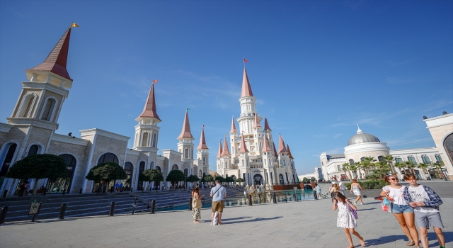 Yılı 9 milyondan fazla turistle kapatmaya hazırlanan Antalya, 2022’den daha umutlu