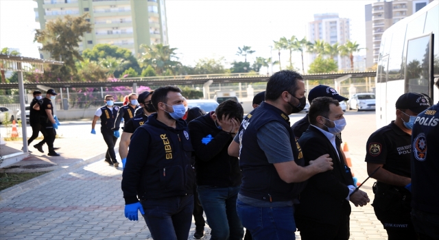 Mersin’deki dolandırıcılık operasyonunda gözaltına alınan zanlılar adliyeye sevk edildi