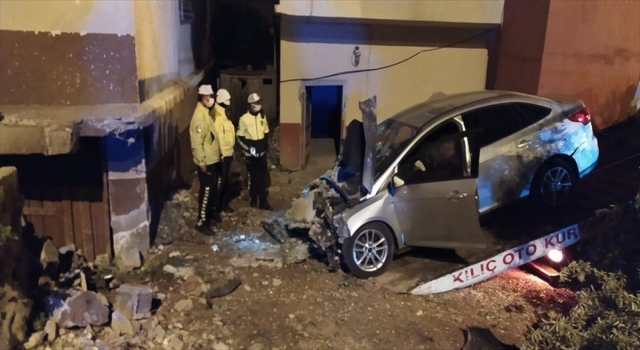 Mersin’de evin duvarına çarpan otomobildeki 3 kişi yaralandı