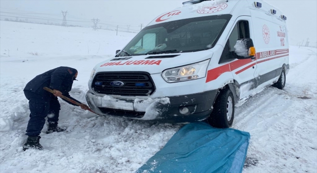 Kahramanmaraş’ta kara saplanan ambulansın yardımına jandarma yetişti