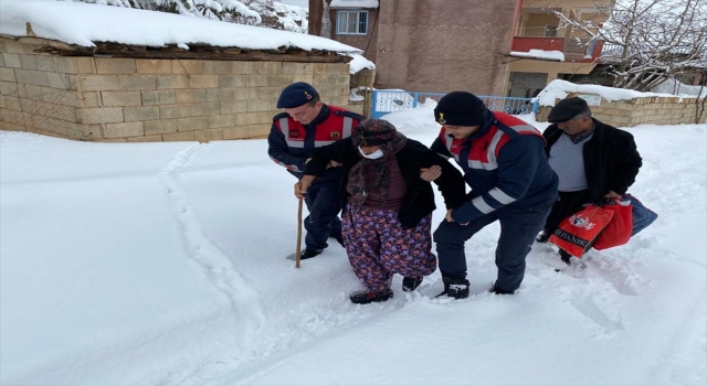 Kar nedeniyle mahsur kalan hasta jandarma ekiplerince ambulansa ulaştırıldı