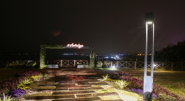 Antalya kent merkezine kar yağdı
