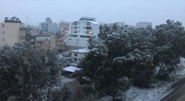 Antalya ve ilçelerinde kar yağışı etkili oldu
