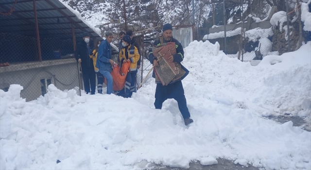 Kardan kapanan mahalle yolu iş makinesiyle açılarak hastaya ulaşıldı