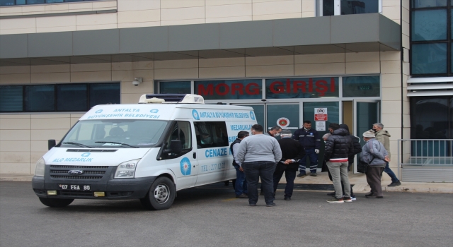 Antalya’da bıçaklanarak öldürülen kişinin cenazesi ailesine teslim edildi