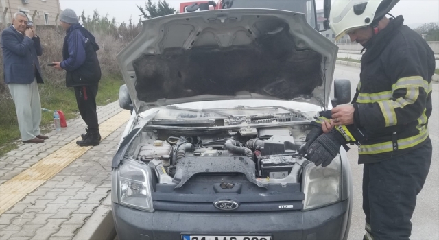 Hatay’da seyir halindeki otomobil yandı