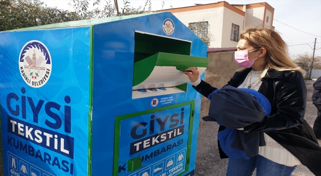 Osmaniye’de caddelere giysi, tekstil ve oyuncak kumbaraları yerleştirildi