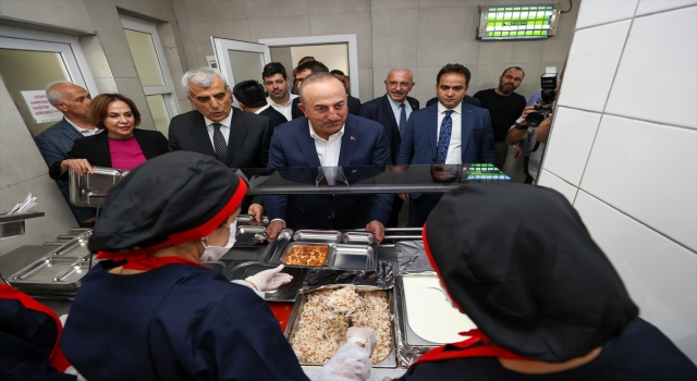 Dışişleri Bakanı Çavuşoğlu, Mersin’de esnafı ziyaret etti