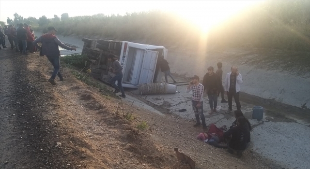 Adana’da sulama kanalına devrilen midibüsteki 12 kişi yaralandı