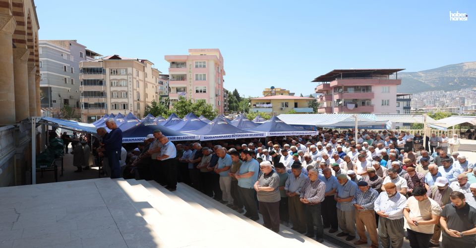 Kahramanmaraş'taki Faciada Hayatını Kaybeden Aynı Aileden 3 Kişi Gözyaşlarıyla Uğurlandı