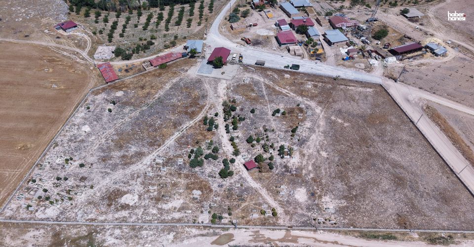 Kahramanmaraş Büyükşehir, Elbistan İncecik’te Mezarlık Yolunu Kilit Parkeyle Yeniliyor
