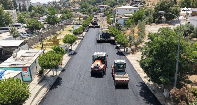 Kahramanmaraş Büyükşehir, Türkoğlu Derebaşı Sokak’ta Sıcak Asfalt Serimine Başladı