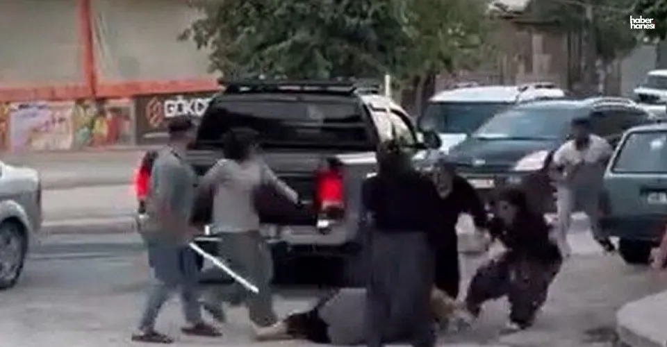 Kahramanmaraş'ta Sokak Ortasında Sopalı Kadın Kavgası! 2 Yaralı