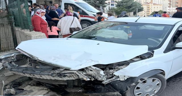 Kahramanmaraş’ta Trafik Kazası: Araçta Sıkışan Kişiyi İtfaiye Kurtardı