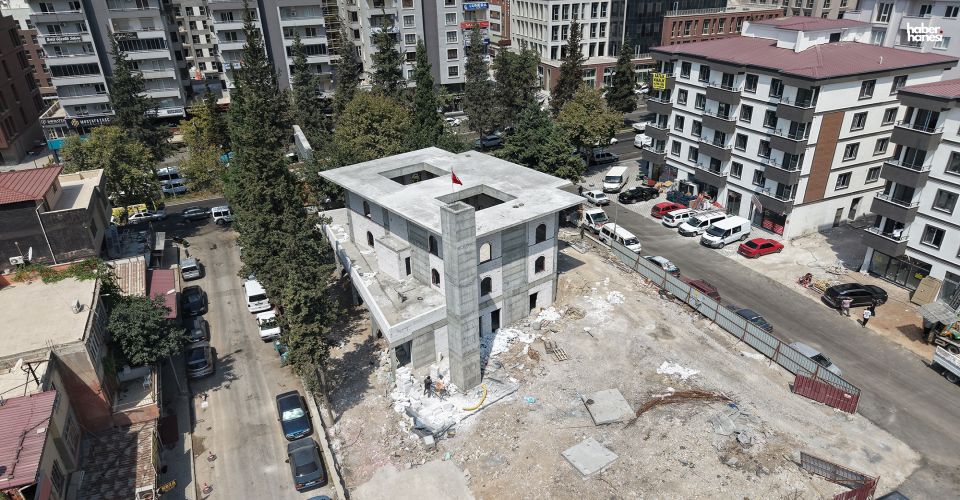 Depremde Hasar Alarak Yıkılan Fatma Gölcü Camii, Hızla Yükseliyor