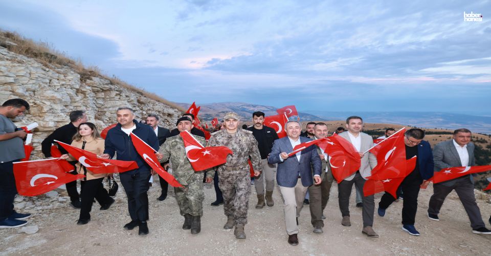 Dünyanın en büyük Türk bayrağında anlamlı 30 Ağustos Bayrağa Saygı Yürüyüşü