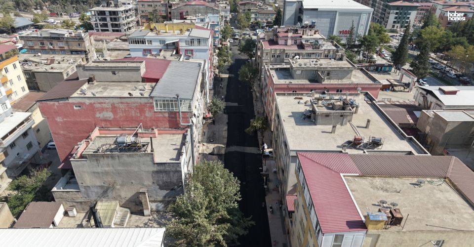 Kahramanmaraş Büyükşehir, Dulkadiroğlu’nda Sokak Sokak Asfalt Mesaisini Sürdürüyor