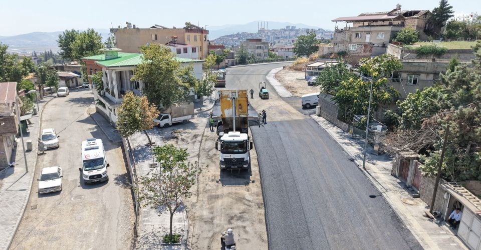Kahramanmaraş Büyükşehir, Gazneliler Caddesi’nde Son Kat Asfalt Serimini Sürdürüyor