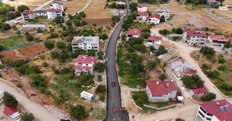 Kahramanmaraş Büyükşehir, Nurhak’ta Eskiköy – Hüyük Grup Yolunu Sıcak Asfaltla Yeniliyor