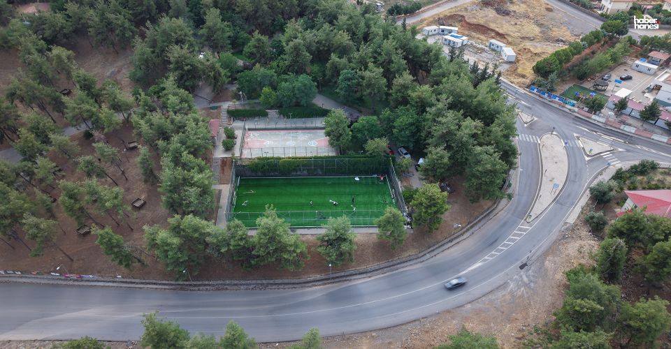 Kahramanmaraş Büyükşehir, Türkoğlu’ndaki Halı Sahayı Yenileyerek Gençlere Kazandırıyor