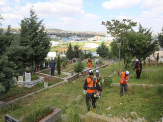 GAZİANTEP BÜYÜKŞEHİR’DEN MEZARLIKLARDA BAYRAM HAZIRLIĞI