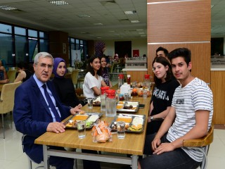 Kızılay ve KSÜ İşbirliğiyle Öğrencilere İftar İkramı Yapıldı