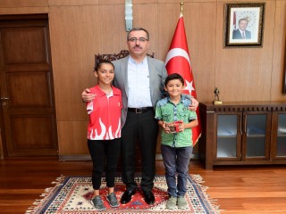 MİLLİ YÜZÜCÜ ÖZTÜRK’TEN BAŞKAN GÜNGÖR’E ZİYARET