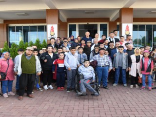 Başkan Mahçiçek’ten, Özel Eğitim Öğrencilerine Kahvaltı