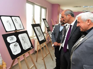 DULKADİROĞLU BELEDİYESİ GENÇLİK MERKEZİNDE KARAKALEM RESİM SERGİSİ AÇILDI.