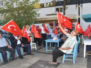 TÜRKOĞLU BELEDİYESİNDEN HAREKÂTA TÜRK BAYRAKLI DESTEK