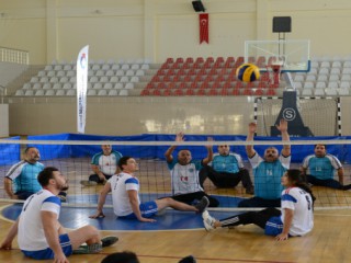 KSÜ’de, Engelliler Gününde ‘Oturarak Voleybol’ Karşılaşması Gerçekleştirildi