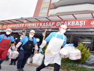 Onlarca Aileye Ücretsiz Yemek Servis Ettiler