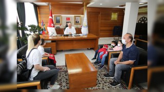 Başkan Bilgin Minik Yigidolara Forma Hediye Etti