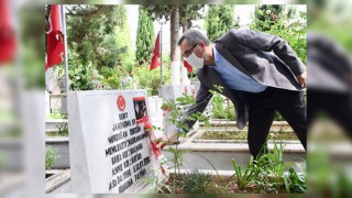 Başkan Güngör Bayramın İlk Gününde Şehitleri Ziyaret Etti
