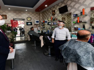 Başkan Güngör Berber Ve Kuaförlerin Yanında