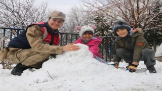 Kahramanmaraş'ta Jandarma Ekipleri Çocukların Sevincine Ortak Oldu
