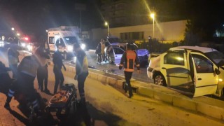 Mersin'de İki Otomobil Çarpıştı