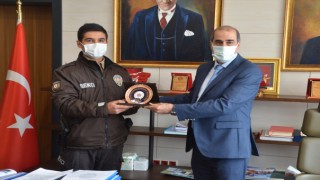 Yaşlı Kadını Kurtaran Bekçiye Plaket